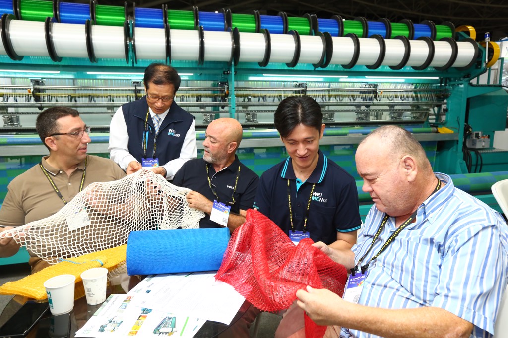 買主於TaipeiPLAS 2024參觀並了解製品應用貿協提供